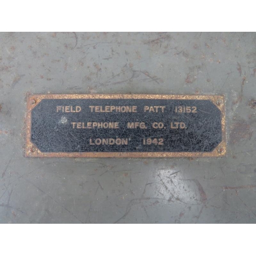 109 - Two WWII military field telephone sets. (2 items) Boxes: 29 cm length. 
Condition report: Some wear ... 