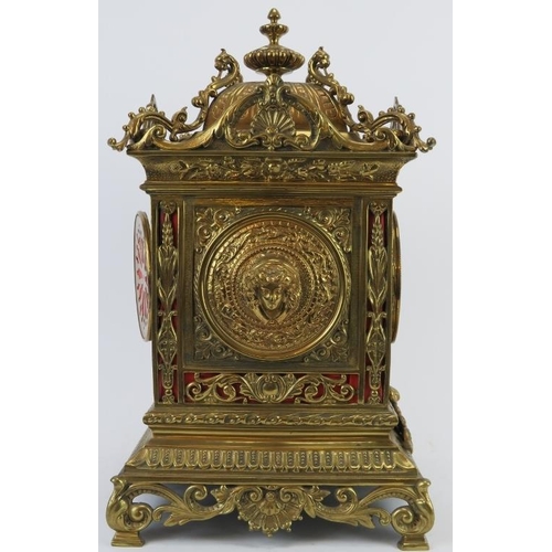 123 - A large ornate European brass mantle clock, 20th century. Pendulum included. 41 cm height.
Condition... 