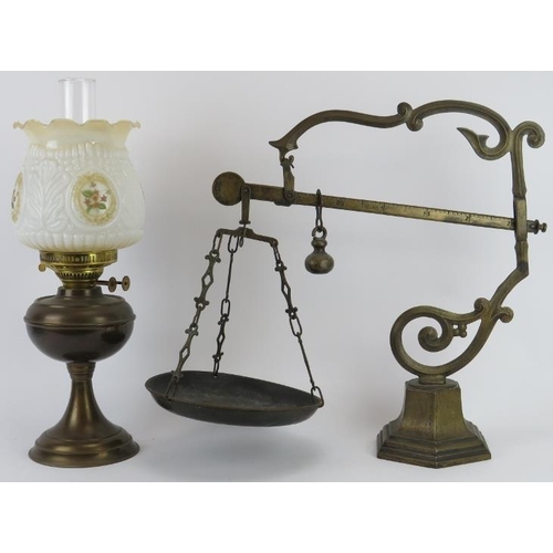 194 - A Victorian brass scale and a late 20th century glass oil lamp with brass base. (2 items) Lamp: 51 c... 