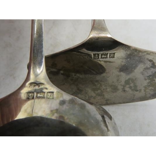 336 - A child's silver spoon and pusher. B'ham 1964. 1.2 troy oz/38 grams. Boxed.
Condition report: Surfac... 