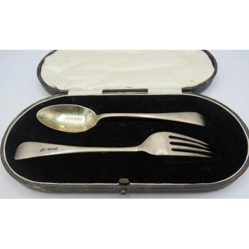 337 - A silver Christening set, comprising of a spoon and fork. Sheffield 1927 and 1928. 1.5 troy oz/51gra... 