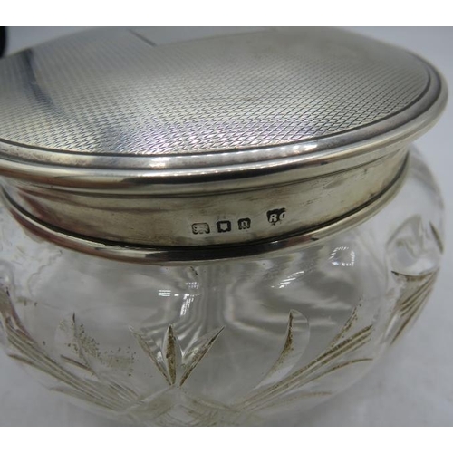 346 - A cut glass silver topped powder bowl, London 1929.
Condition report: Slight surface scratching.