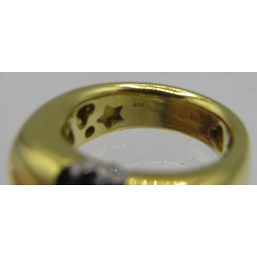 355 - A heavy 18ct yellow gold ring set with centre amethyst, approx 10mm x 8mm. To the top of the ring is... 