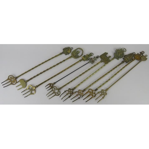 36 - A group of nine brass and metal toasting forks, Victorian and later. (9 items) Longest fork: 51 cm l... 