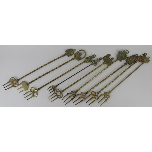 36 - A group of nine brass and metal toasting forks, Victorian and later. (9 items) Longest fork: 51 cm l... 