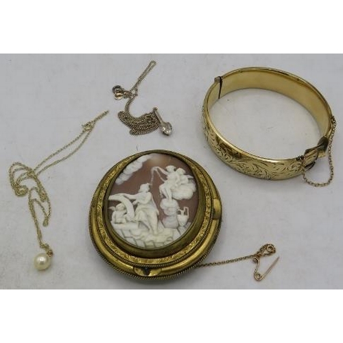 379 - A fine swivel Cameo with locket on reverse. Sides with safety chain, possibly Pinchbeck. Approx 3