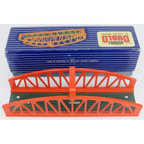 66 - A Hornby Dublo model D1 Girder Bridge with original box. Model number: 32141. 29.2 cm length. 
Condi... 