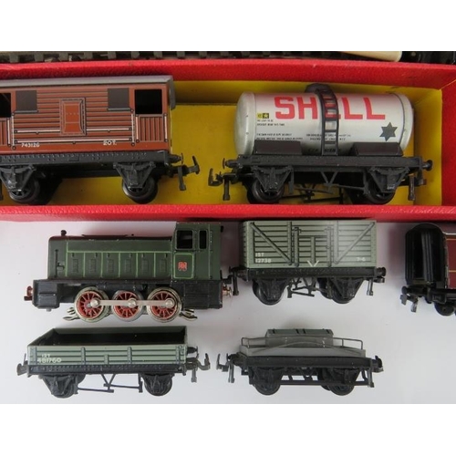 67 - A Trix Twin Railways three rail train set. Items include a OO Gauge 3 Rail Locomotive No. 30951 in B... 