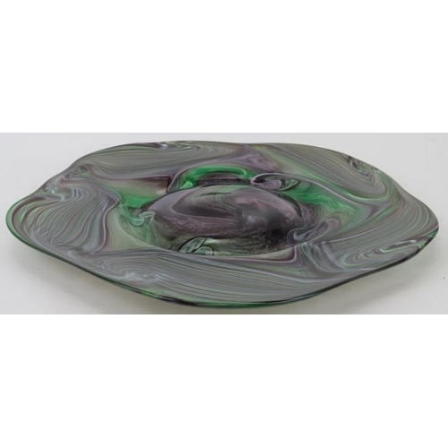 81 - A studio glass platter by Amanda J Simmons, early 21st century. Signed to the reverse. 34.5 cm appro... 