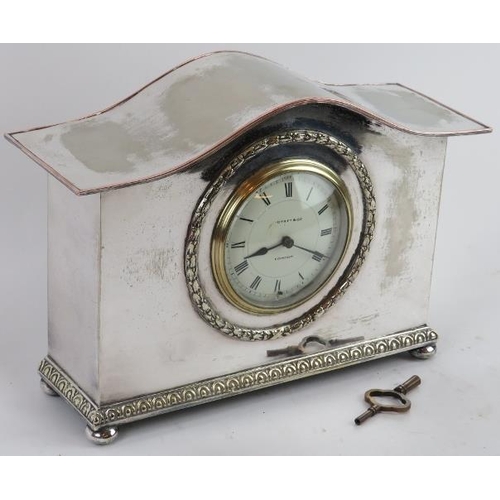 93 - A Liberty & Co of London silver plated mantle clock. Key included. 20 cm height, 28.5 cm width. 
Con... 