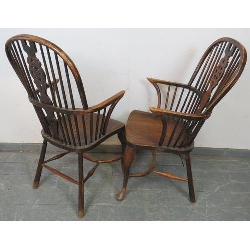 722 - A set of four 19th century elm and beech Windsor wheelback chairs, on cabriole supports with crinoli... 