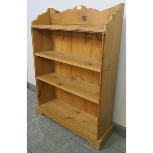 726 - A vintage pine open bookcase of three graduated shelves, on a plinth base. 
H102 W71 D24
Condition r... 