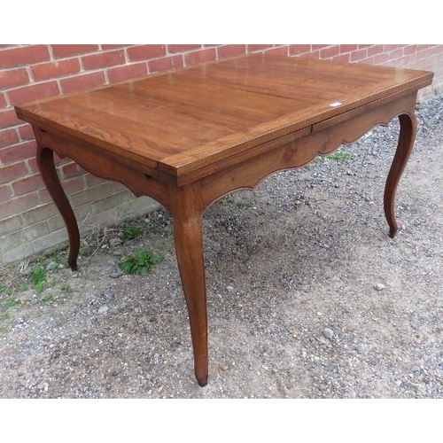 736 - An antique French oak draw-leaf extending dining table of good colour, on cabriole supports. 
H78 W1... 