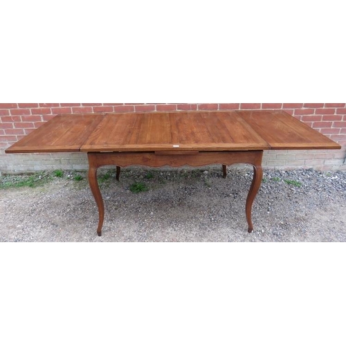 736 - An antique French oak draw-leaf extending dining table of good colour, on cabriole supports. 
H78 W1... 