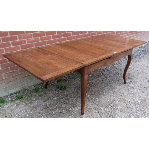 736 - An antique French oak draw-leaf extending dining table of good colour, on cabriole supports. 
H78 W1... 