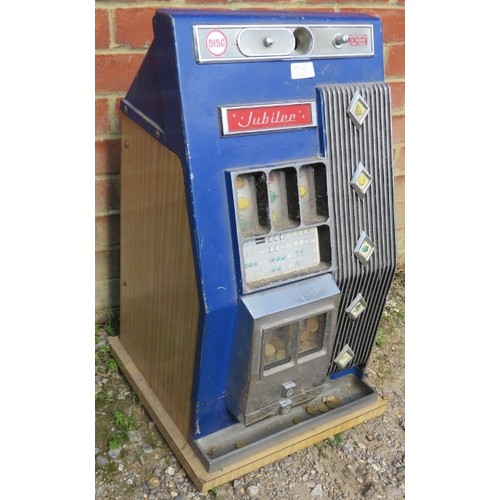 711A - A vintage Jubilee one-armed bandit penny slot machine. Includes coins. 
H70 W44 D40 
Condition repor... 