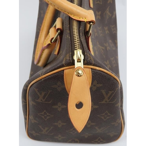 24 - A Louis Vuitton monogram canvas leather ’Speedy 25’ handbag. Approximate dimensions: 26 cm length, 1... 