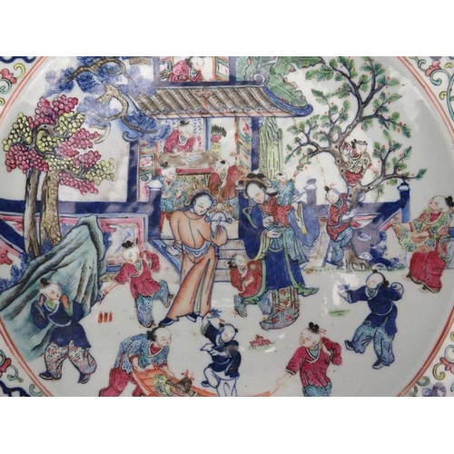 76 - A Chinese Wucai famille rose polychrome enamelled porcelain charger, 19th century. Decorated with fi... 