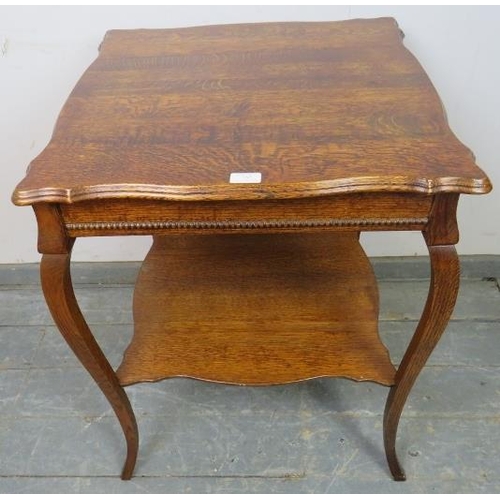 732 - An Edwardian nicely figured medium oak 2 tier side table/lamp table, on elegant splayed legs.
61cm x... 