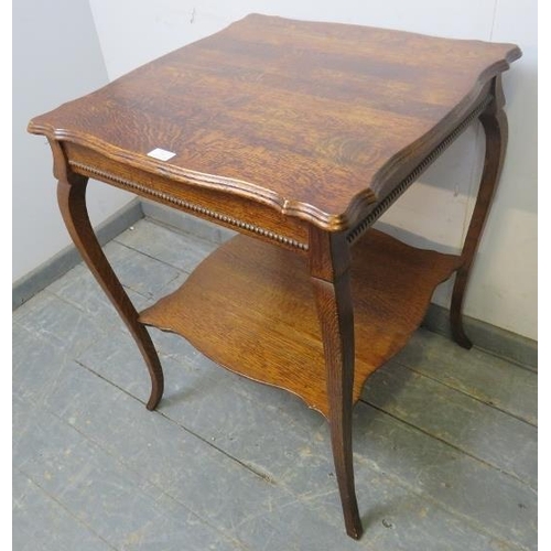 732 - An Edwardian nicely figured medium oak 2 tier side table/lamp table, on elegant splayed legs.
61cm x... 