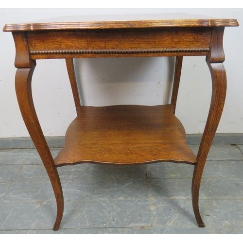 732 - An Edwardian nicely figured medium oak 2 tier side table/lamp table, on elegant splayed legs.
61cm x... 