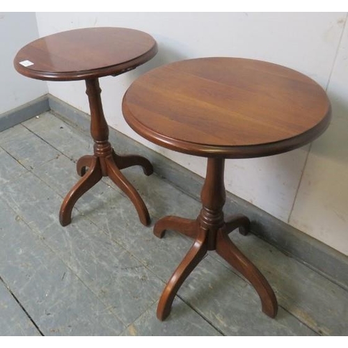 810 - A pair of reproduction Regency style solid hardwood wine tables, 36cm x diameter.