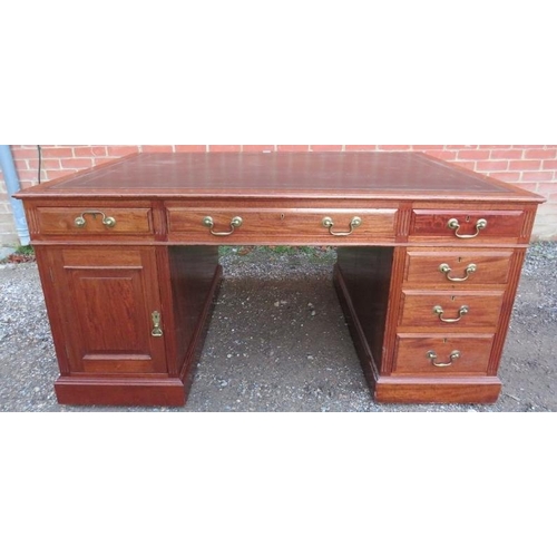 840 - A good 19th century mahogany Partners desk, with inset gilt folded leather top above 3 drawers eithe... 