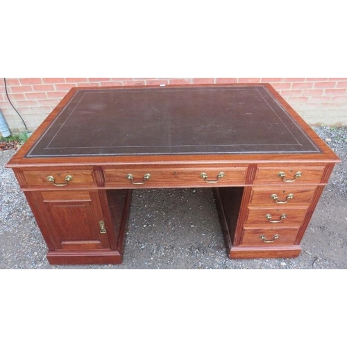 840 - A good 19th century mahogany Partners desk, with inset gilt folded leather top above 3 drawers eithe... 