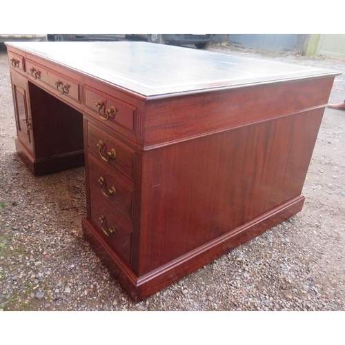 840 - A good 19th century mahogany Partners desk, with inset gilt folded leather top above 3 drawers eithe... 