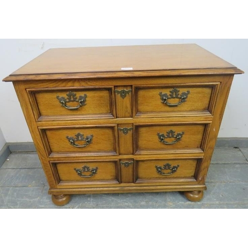 842 - A good quality Jacobean style light oak finished chest of drawers by Drexel Heritage, 20th century, ... 