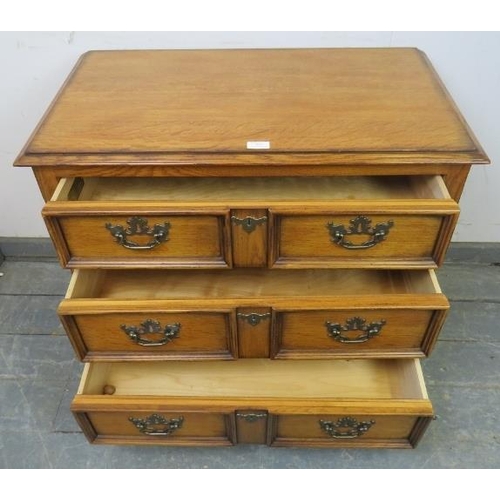 842 - A good quality Jacobean style light oak finished chest of drawers by Drexel Heritage, 20th century, ... 