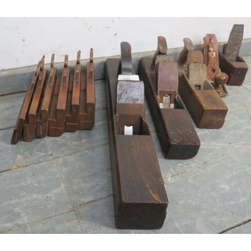 854 - A collection of vintage and antique woodworking planes.
Condition report: Age and use related wear.