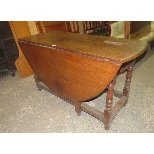 860 - A well made solid oak oval drop leaf gateleg dining table in the 18th century style, raised on turne... 