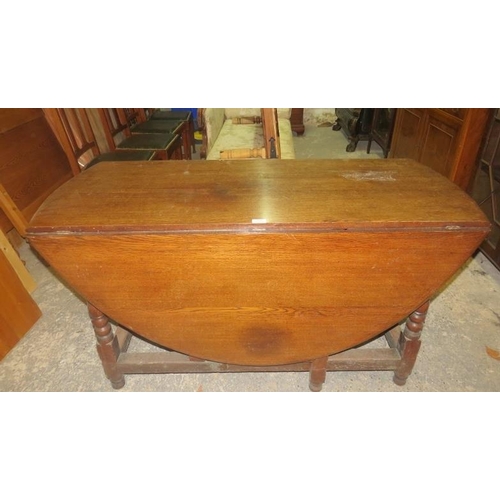 860 - A well made solid oak oval drop leaf gateleg dining table in the 18th century style, raised on turne... 