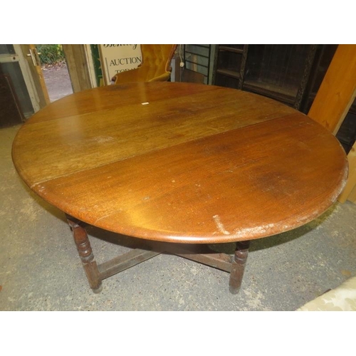 860 - A well made solid oak oval drop leaf gateleg dining table in the 18th century style, raised on turne... 