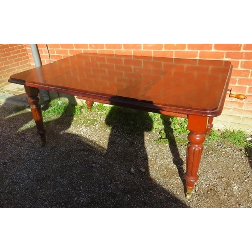 880 - A Victorian mahogany wind-out extending dining table, with additional leaf, on tapering fluted suppo... 