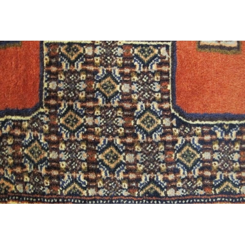 906 - A North West Persian Senneh runner, thick weave with a central repeat pattern, 305 cm x .90cm.
Condi... 