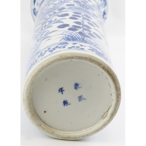 1 - A large Chinese blue and white porcelain sleeve vase, 19th century. Decorated with confronting drago... 