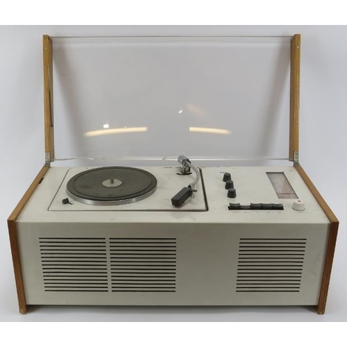 139 - A vintage Braun phonosuper SK 55 ‘Snow White’s coffin’ turntable/radio designed by Hans Gugelot, Wil... 