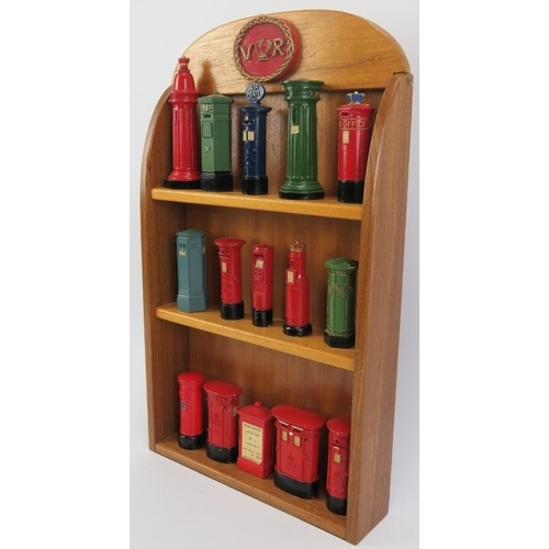 170 - A vintage collection of miniature replica British post boxes in a display rack. (16 items) Rack: cm ... 