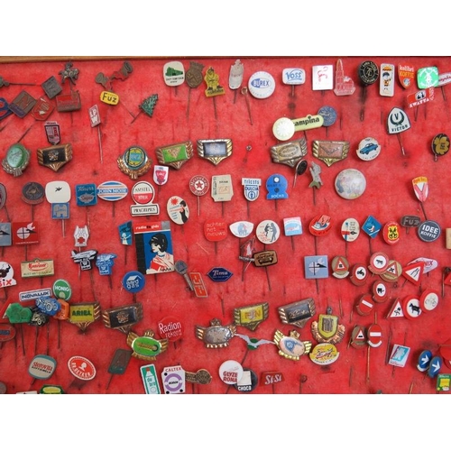 236 - A large collection of vintage stick pin badges. Mostly brand advertising badges. (Quantity).
Conditi... 