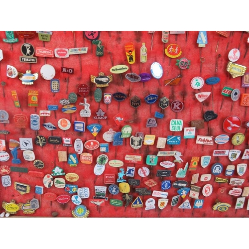 236 - A large collection of vintage stick pin badges. Mostly brand advertising badges. (Quantity).
Conditi... 