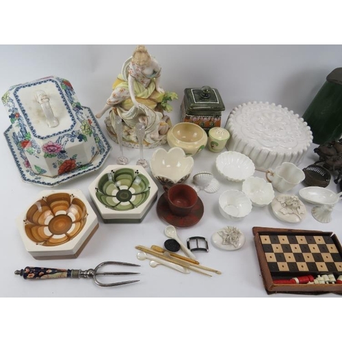 262 - An assortment of vintage ceramics and collectables. (Quantity).
Condition report: Some age related w... 