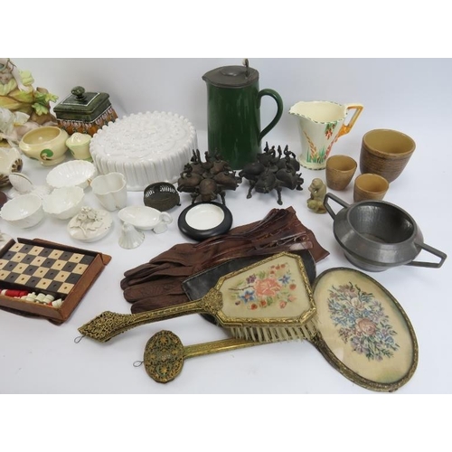 262 - An assortment of vintage ceramics and collectables. (Quantity).
Condition report: Some age related w... 