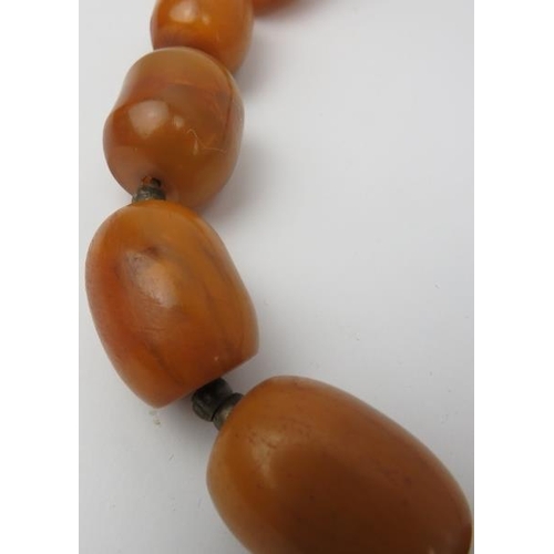 277 - Tribal Art: An African amber beaded necklace. 60 cm approximate length. 
Condition report: Some age ... 