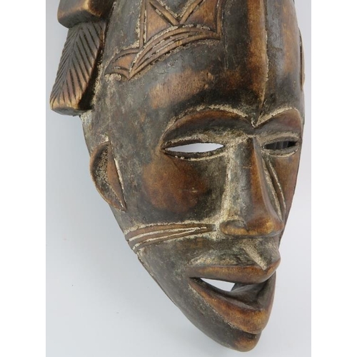 285 - Tribal Art: An African carved wood mask, probably Ivory Coast. 42 cm height. 
Condition report: Some... 