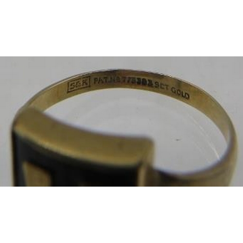 306 - A 9ct gold & enamelled mourning ring with two screws to the back, size S, boxed. 
Condition report: ... 