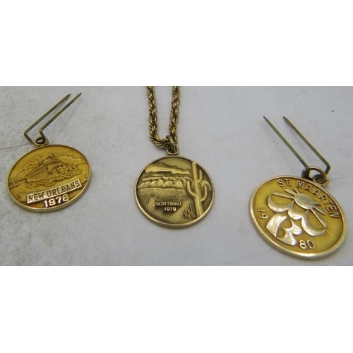 308 - A 10ct yellow gold medallion 'Scottsdale 1979' on a yellow metal rope chain necklace (clasp 9ct), an... 