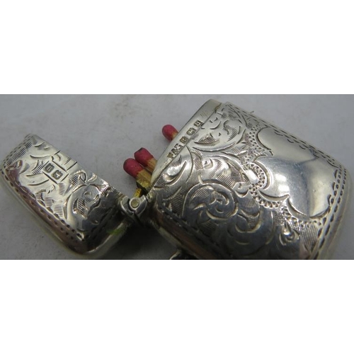 319 - A silver engraved vesta case with plain cartouche, Birmingham 1919. Approx weight 0.58 troy oz/18 gr... 