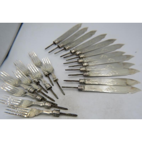 335 - A set of 12 silver fish knife blades and 9 matching fork tops, London 1902. Approx total weight 23.7... 